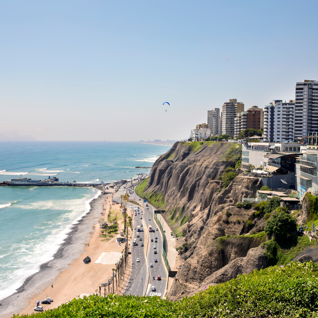 Descubre las playas de Lima y cómo llegar a ellas en taxi