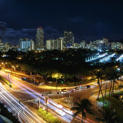 mira-arriba-carreteras-cruzando-ciudad-noche (1)